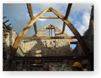 Cruck beam-built building